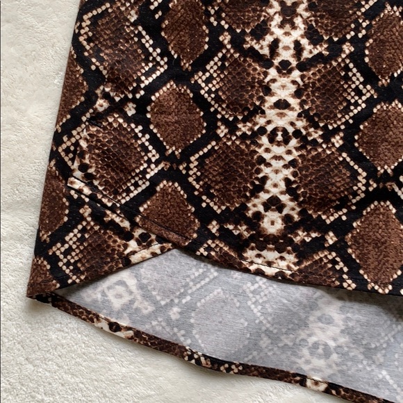 BCBGMAXAZRIA Womens Phillipa Snakeskin Shorts Size Medium - Picture 6 of 10